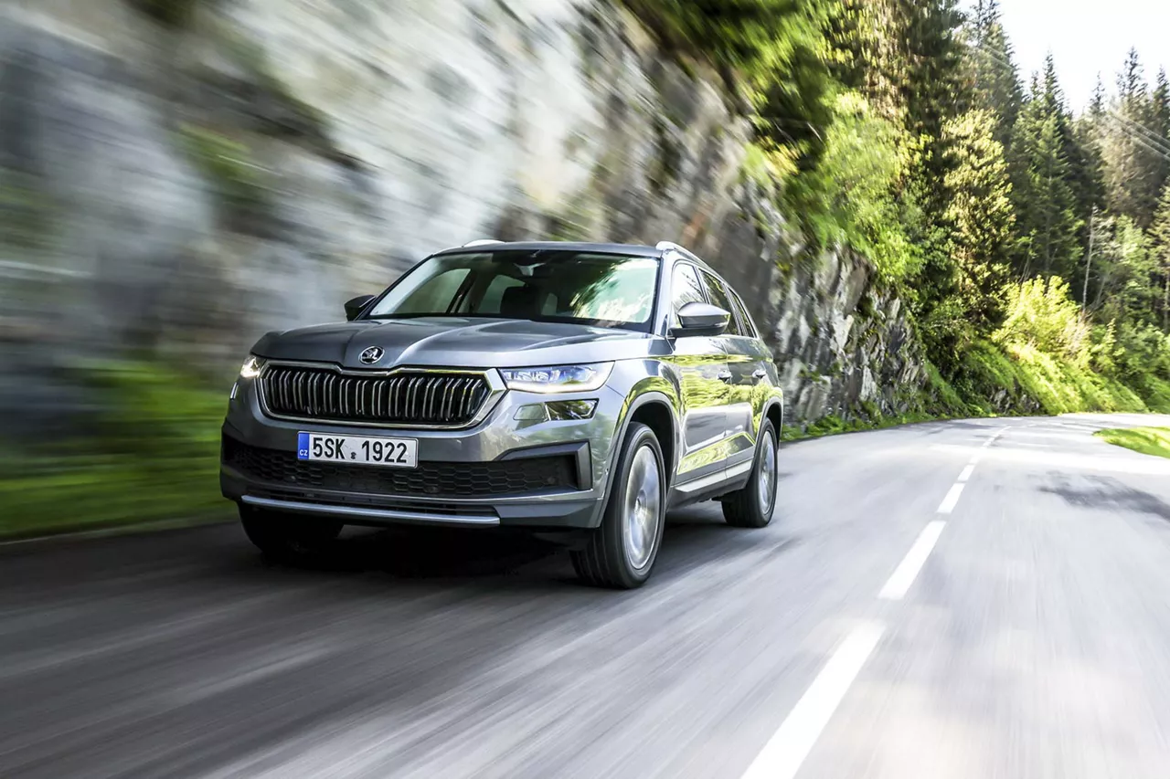 skoda-kodiaq-fährt-auf-asphaltierter-strasse-in-gebirge