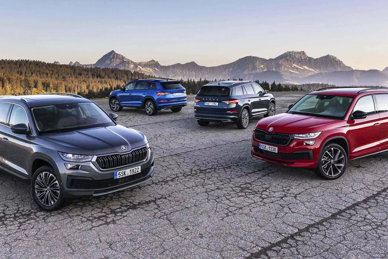 verschiedene-modelle-des-skoda-kodiaq-auf-asphalt-vor-bergpanorama