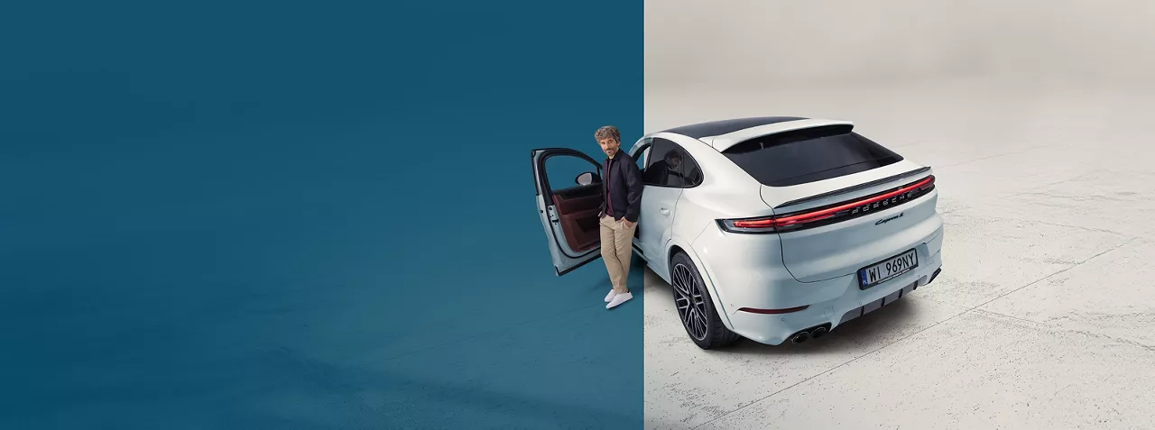 Porsche Cayenne widziane od tyłu z otwartymi drzwiami i mężczyzną opierającym się o samochód