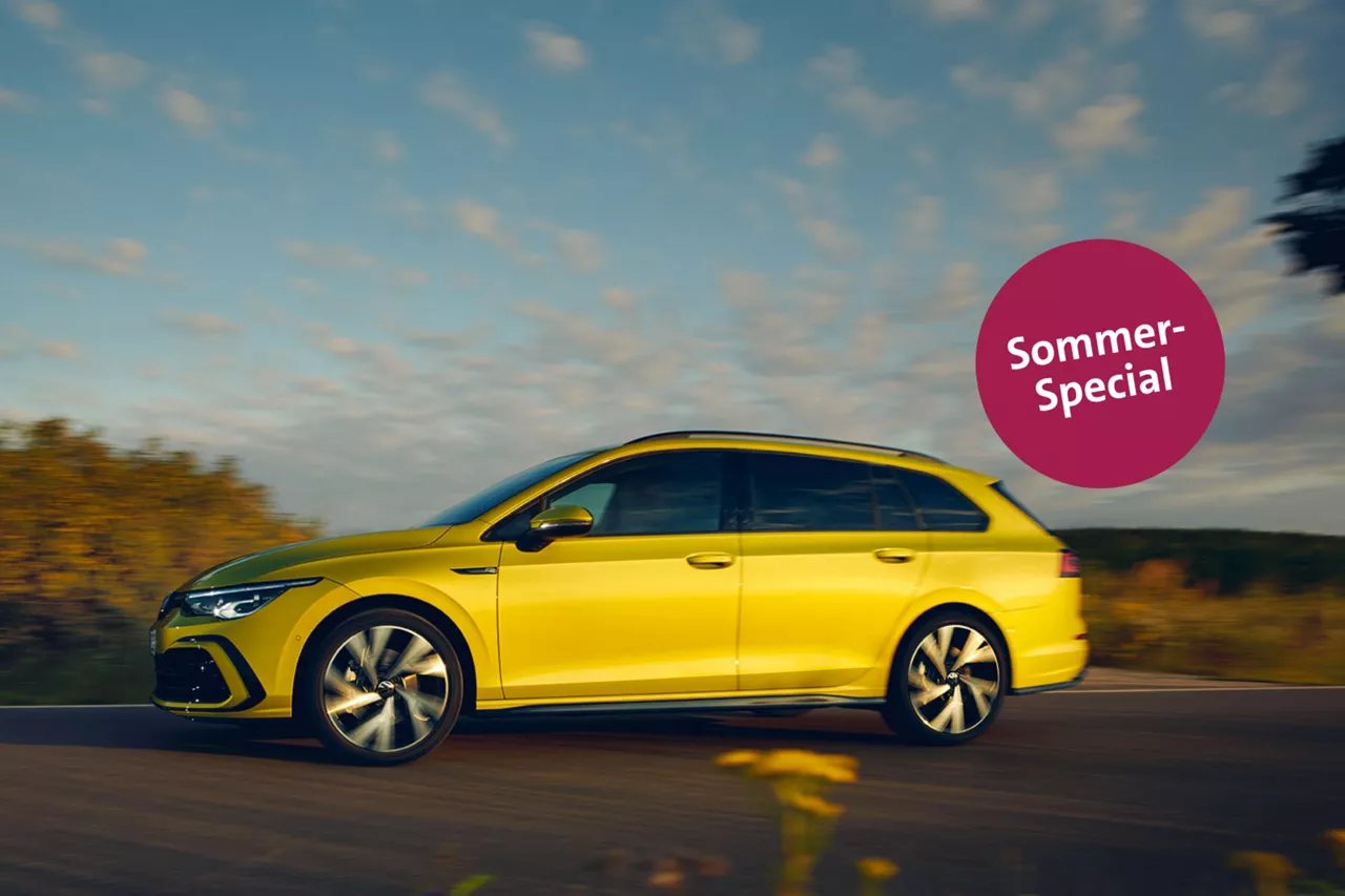 Gelber VW Golf Variant fährt auf einer Landstraße bei Abendämmerung; Sommer-Special als Hinweis