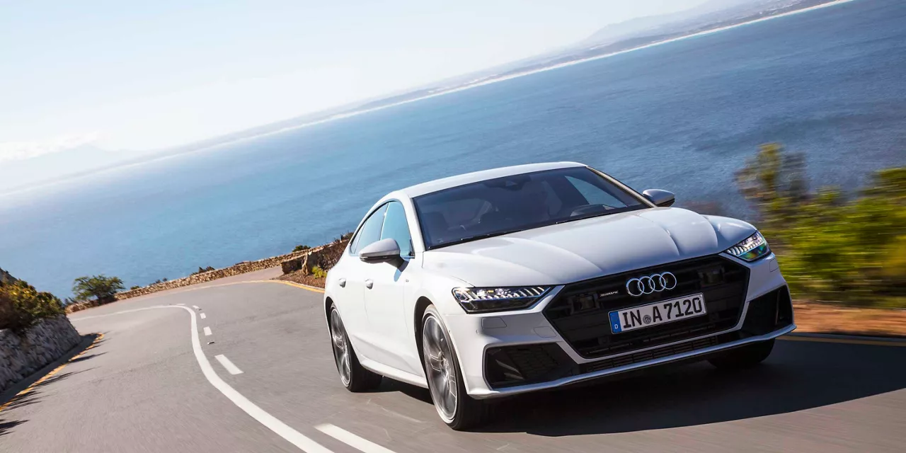 weisser-audi-a7-sportback-fährt-auf-strasse-am-meer