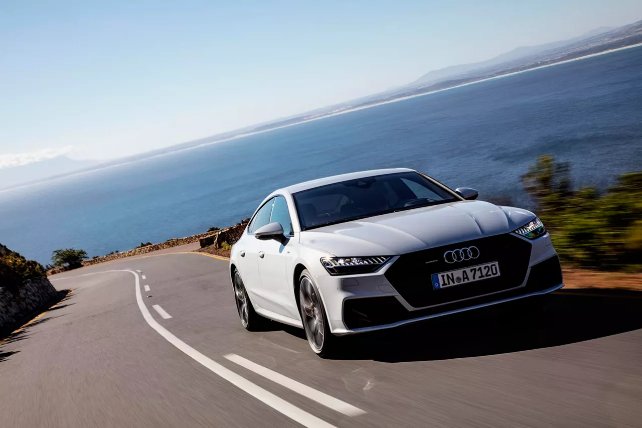 weisser-audi-a7-sportback-fährt-auf-strasse-am-meer