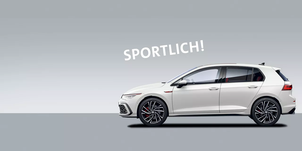 Weißer VW Golf GTI steht seitlich vor grauem Hintergrund mit Schriftzug sportlich dadrüber