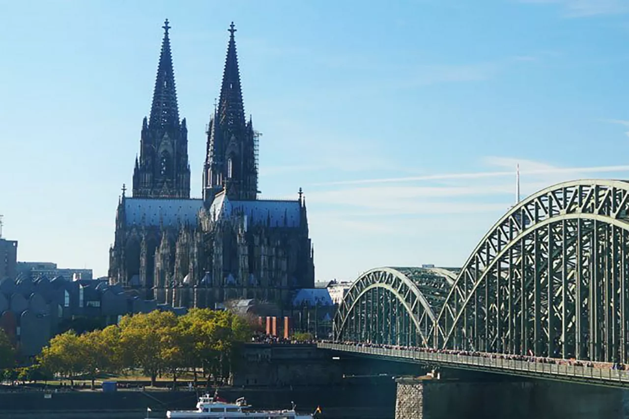 kölner-dom-bei-blauem-himmel