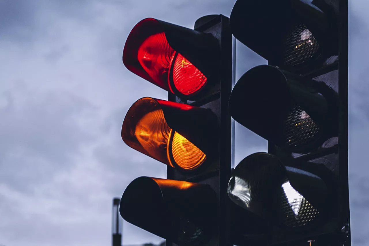 ampel-zeigt-rot-und-gelbes-licht