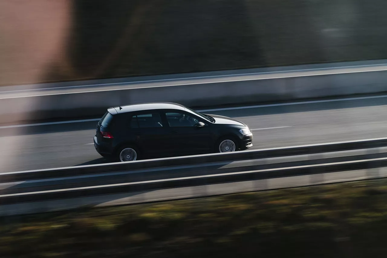 fahrender-schwarzer-vw-polo-auf-der-autobahn