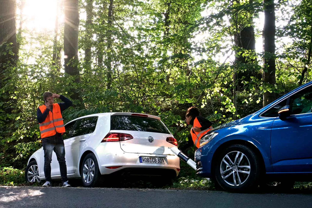 Person sitzt hinter dem Steuer eines Autos mit Blick auf Geschwindigkeitsanzeige