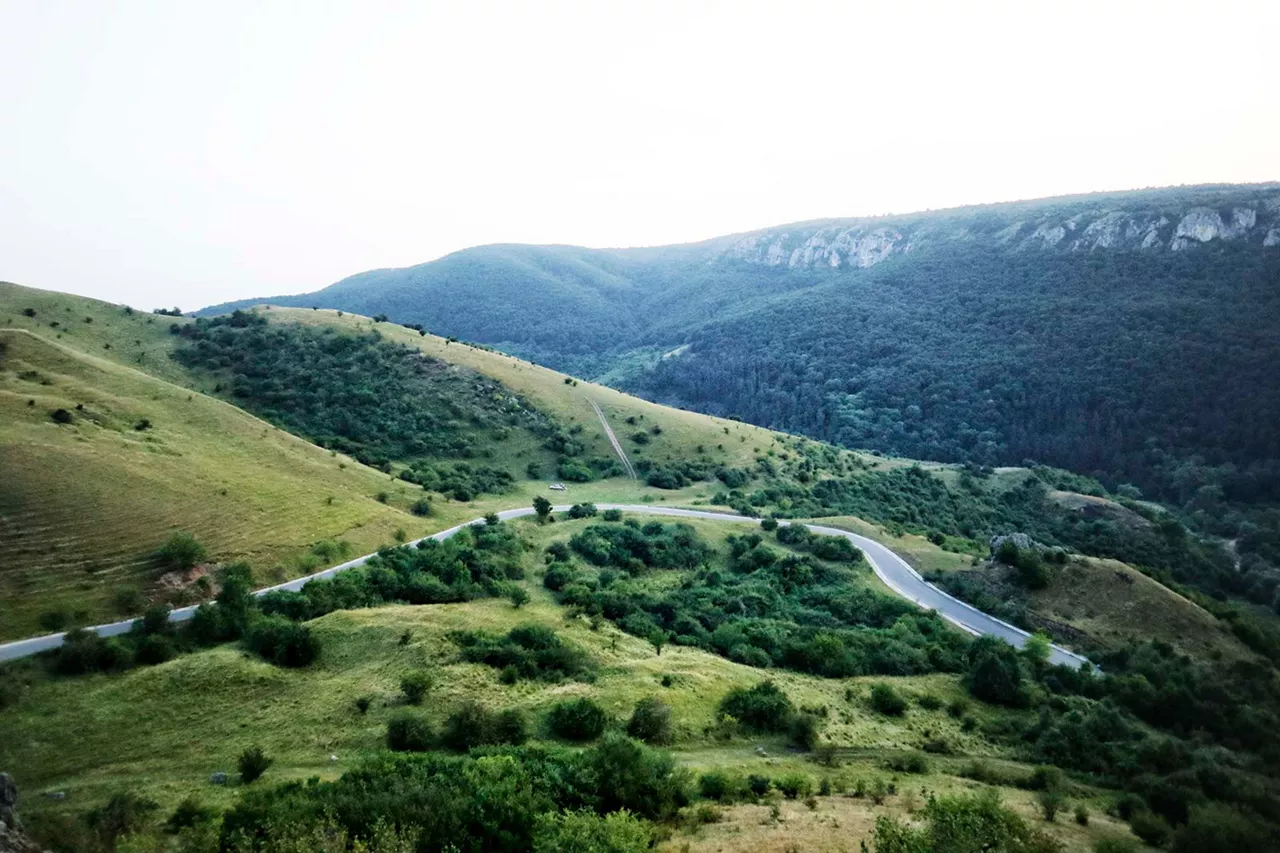 strasse-führt-durch-berglandschaft