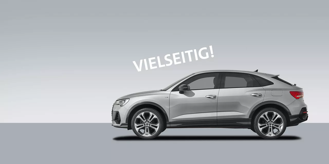 Silberner Audi Q3 Sportback steht seitlich vor grauem Hintergrund mit Schriftzug vielseitig dadrüber