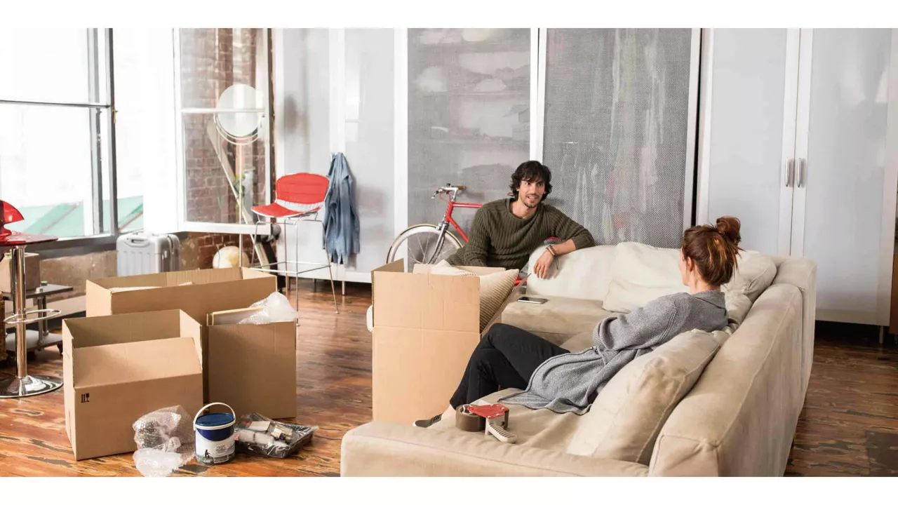 Un couple qui sont assis dans leur appartement et discute 