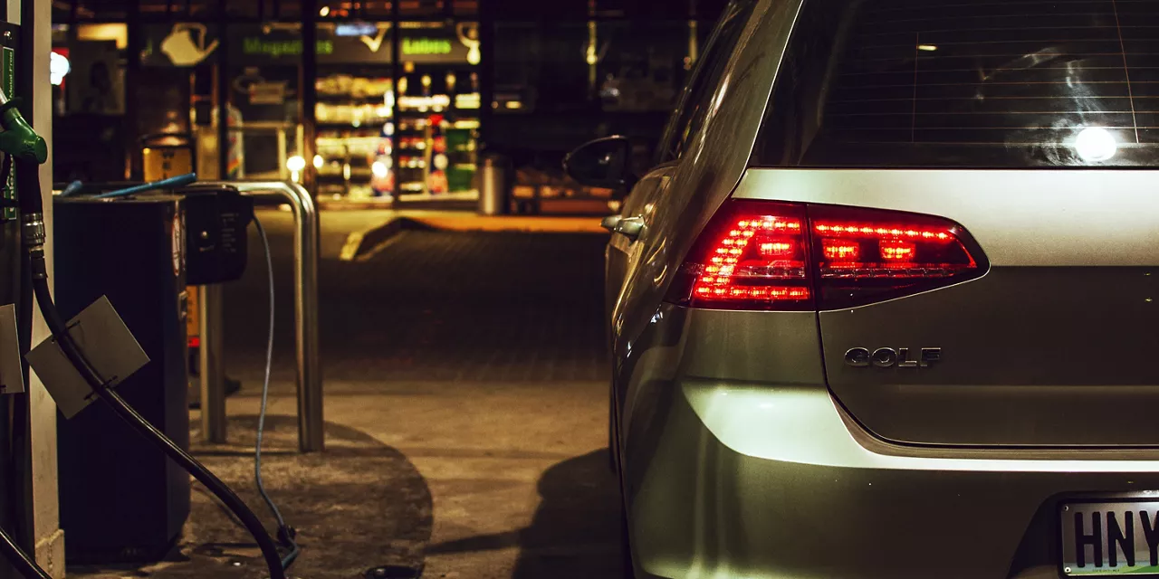 vw-golf-an-zapfsäule-einer-tankstelle