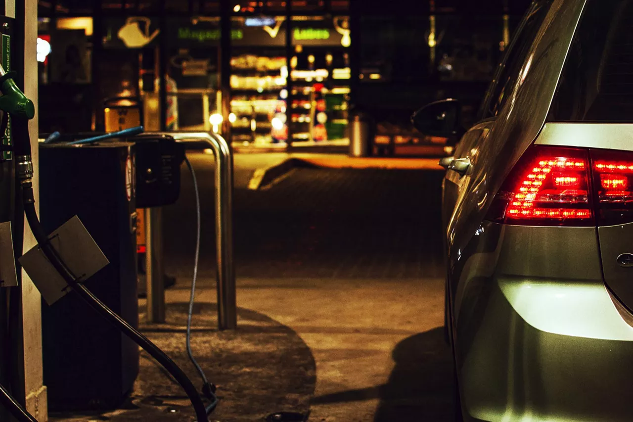 vw-golf-an-zapfsäule-einer-tankstelle