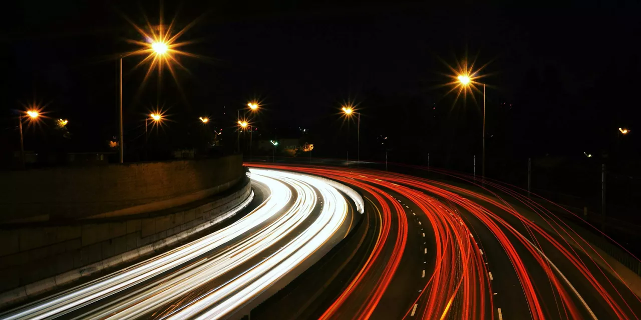 autobahn-bei-nacht-mit-lichtziehern