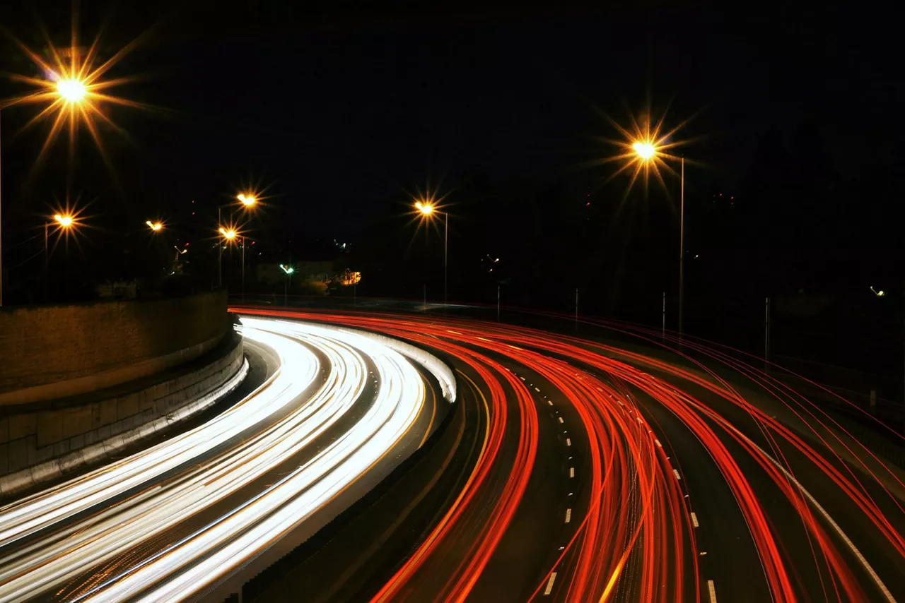 autobahn-bei-nacht-mit-lichtziehern