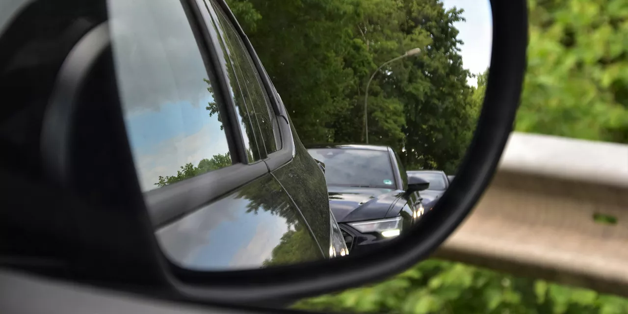 blick-in-den-seitenspiegel-eines-autos