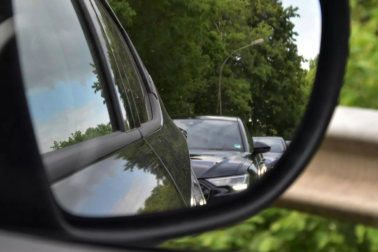 blick-in-den-seitenspiegel-eines-autos