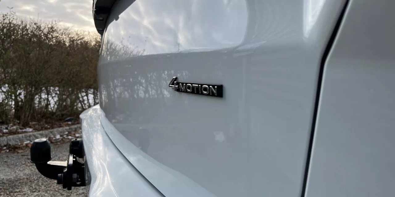 Exteriörbild på bakluckan. Där finns ett märke, 4motion, som är Volkswagens namn för fyrhjulsdrift. I nederkant syns dragkrok med tillhörande lock.