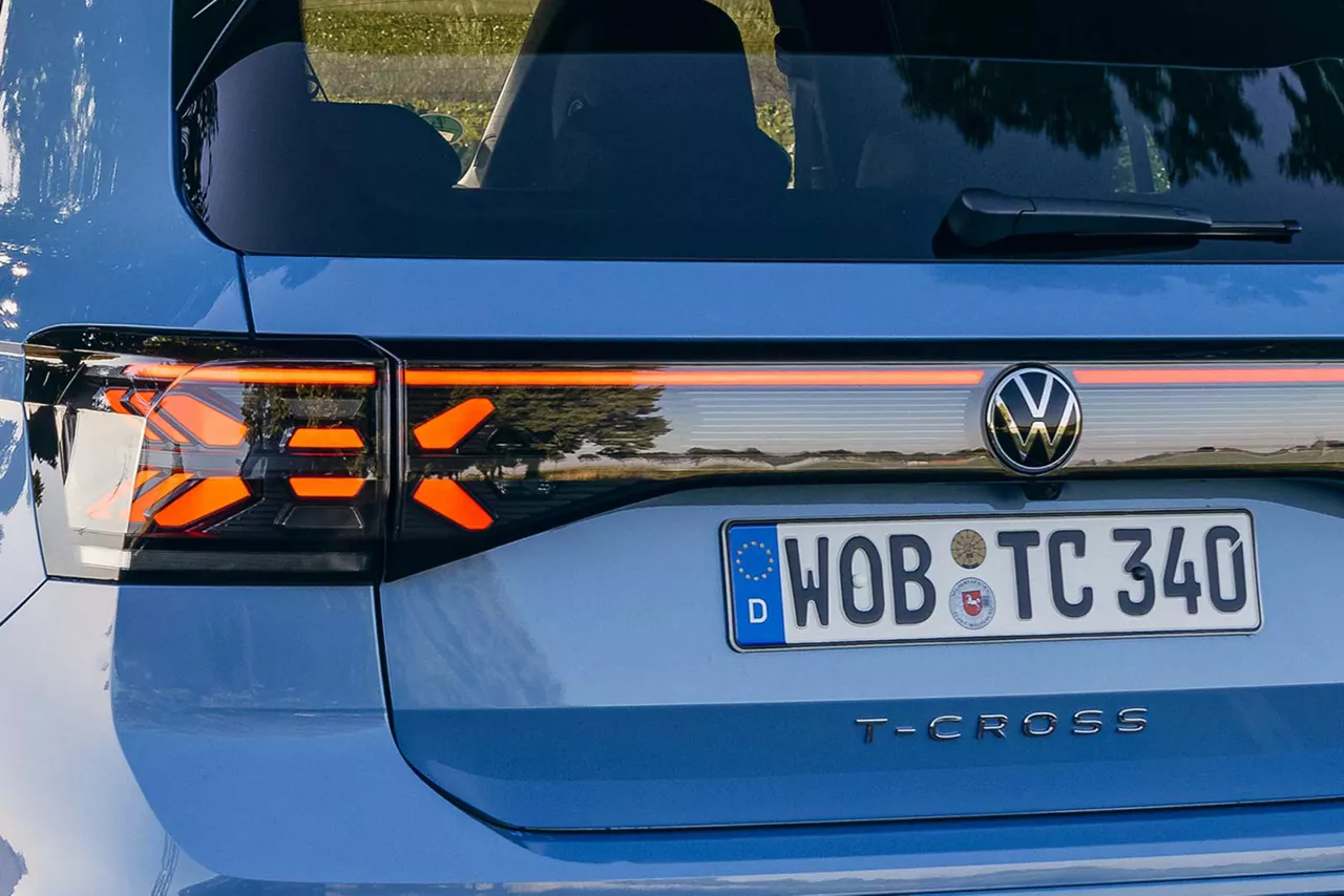 Heck einer blauen VW T-Cross mit Fokus auf das Kennzeichen