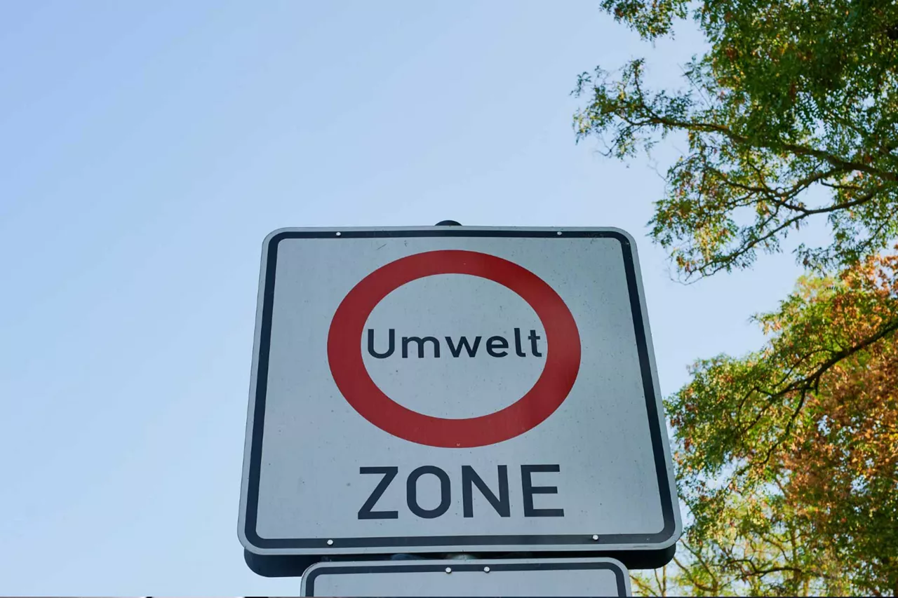 Umweltzonen-Schild von unten bei Sonnenschein fotografiert