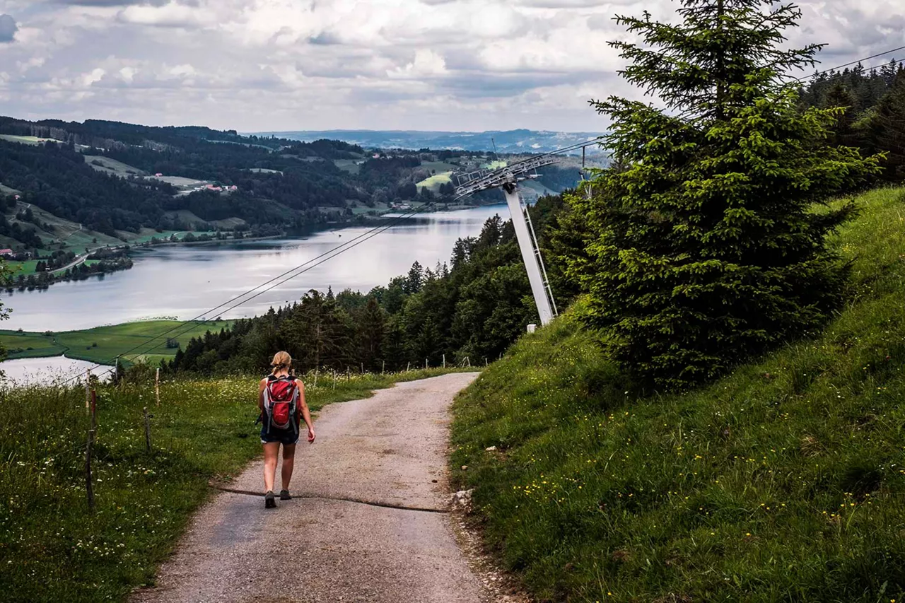 person-auf-wanderweg-mit-blick-auf-see