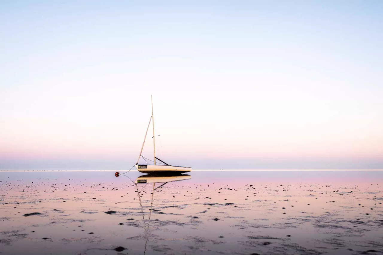 gestrandetes-boot-im-wattenmeer