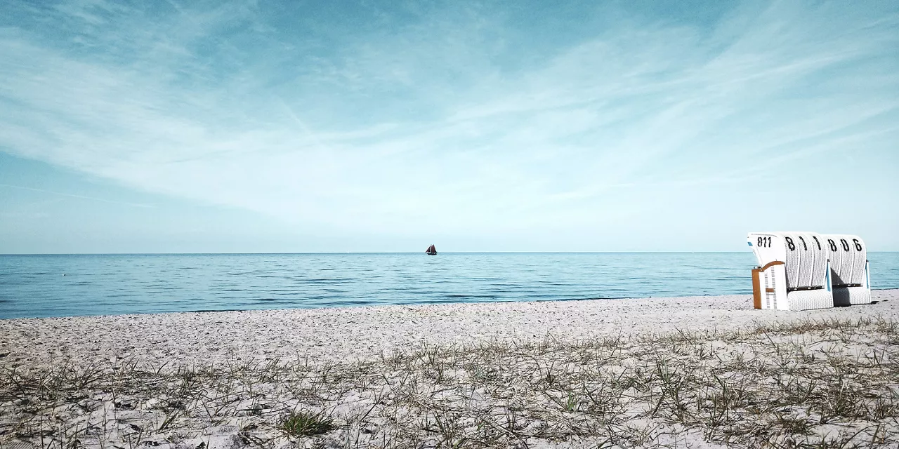 zwei-strandkörbe-mit-blick-auf-das-meer