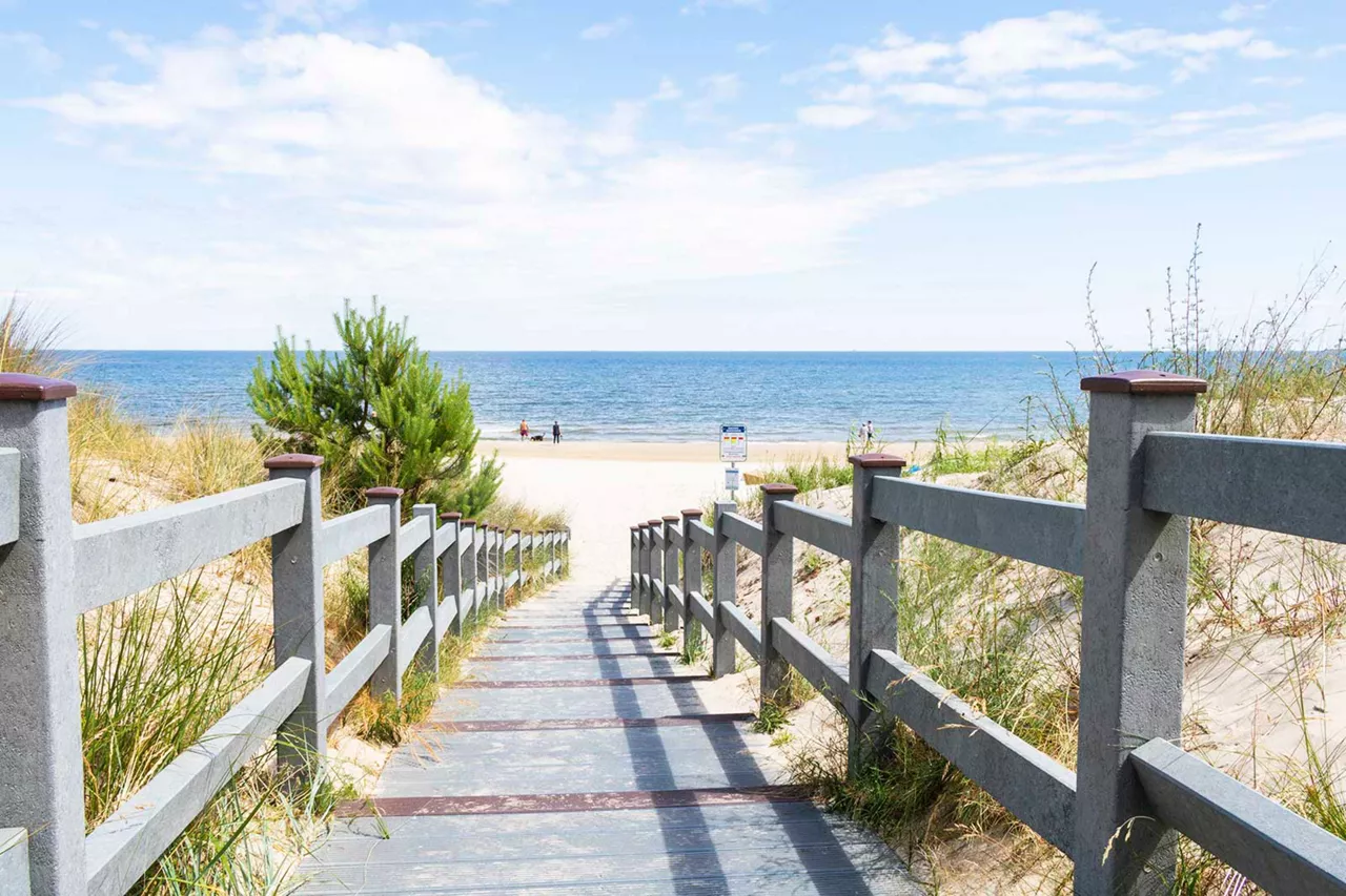 strandweg-aus-holz-bei-blauem-himmel