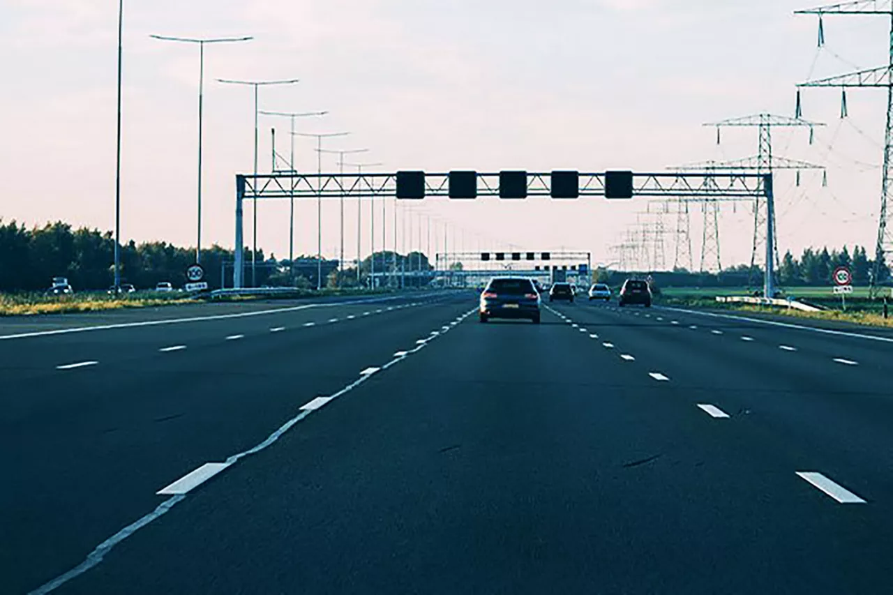 mehrspurige-autobahn-mit-schilderbrücke