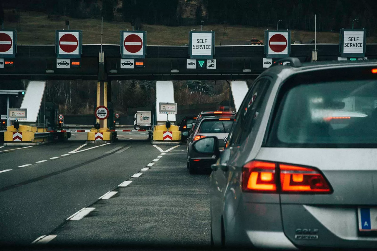 autos-stehen-schlange-vor-grenzübergang