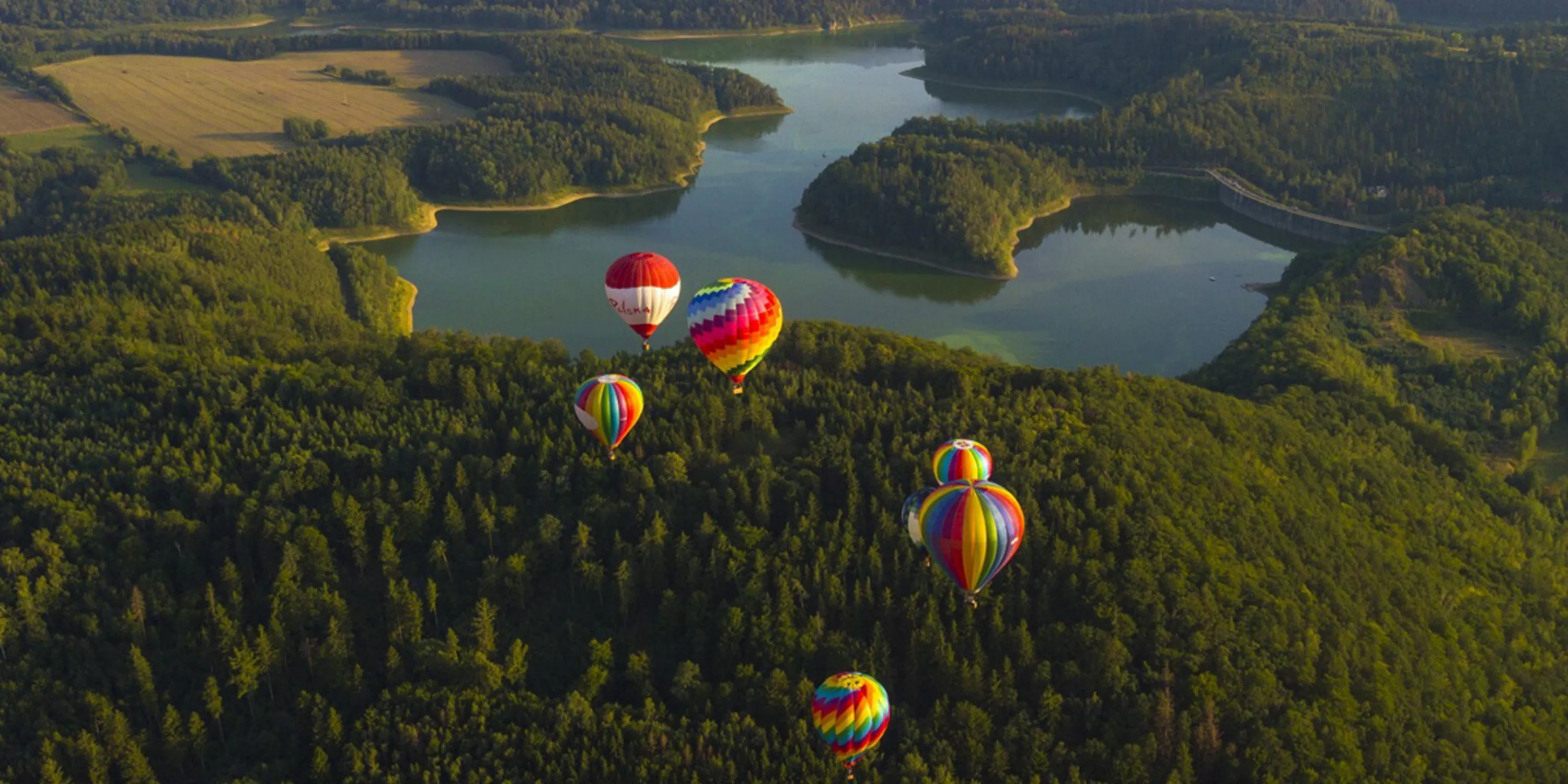 Zdjęcia przedstawia lot balonem nad mazurskimi lasami.