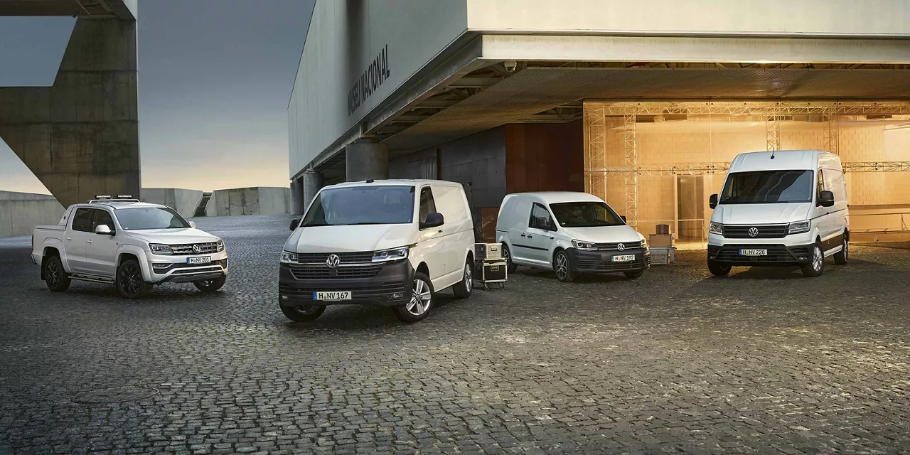 unterschiedliche-modelle-von-volkswagen-nutzfahrzeuge-vor-lagerhalle