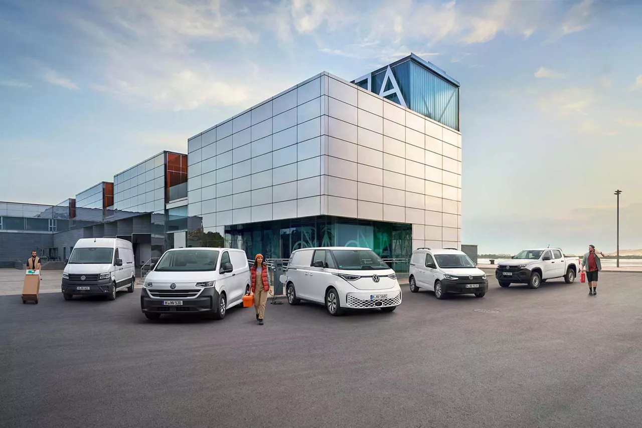 Verschiedene Modelle von Volkswagen Nutzfahrzeuge stehen vor einem Firmengebäude