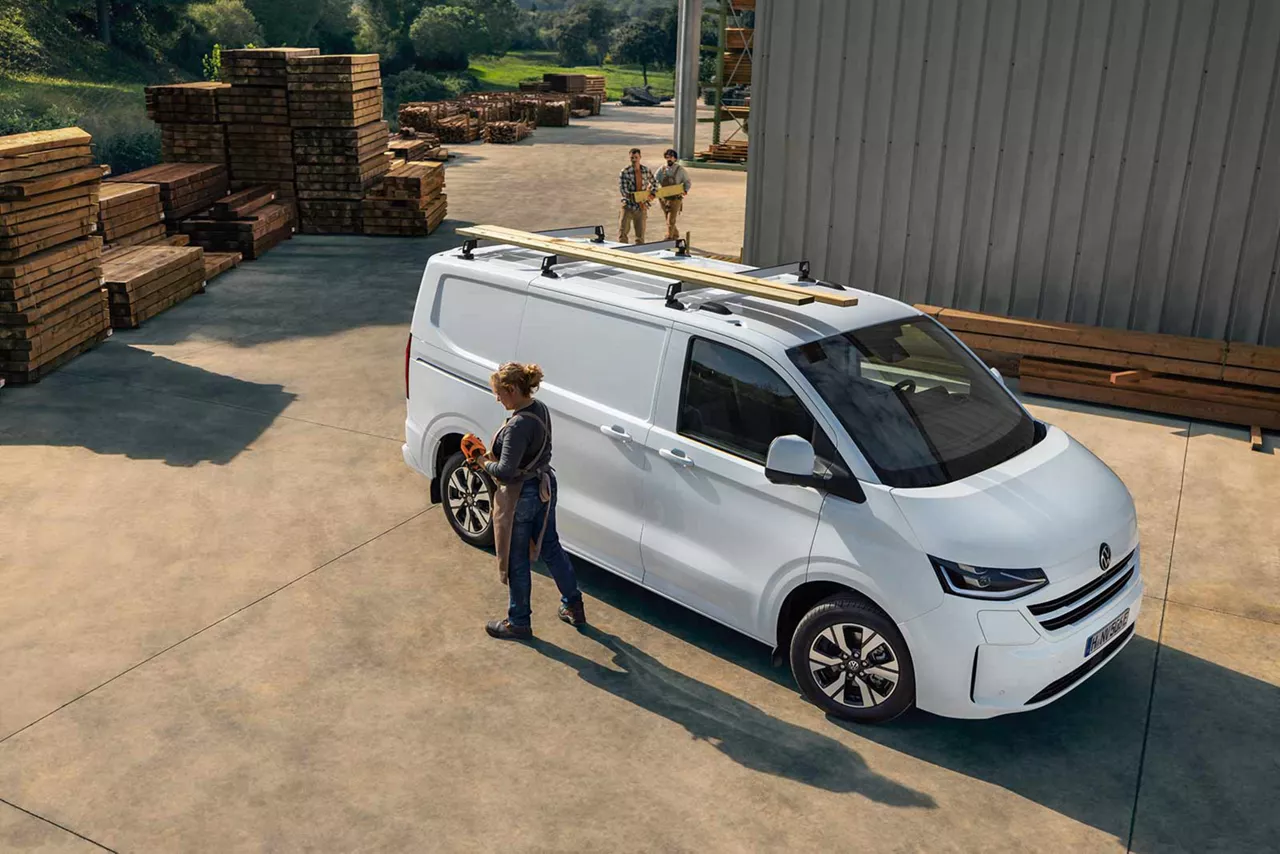 Weißer VW Multivan steht auf dem Gelände einer Firma