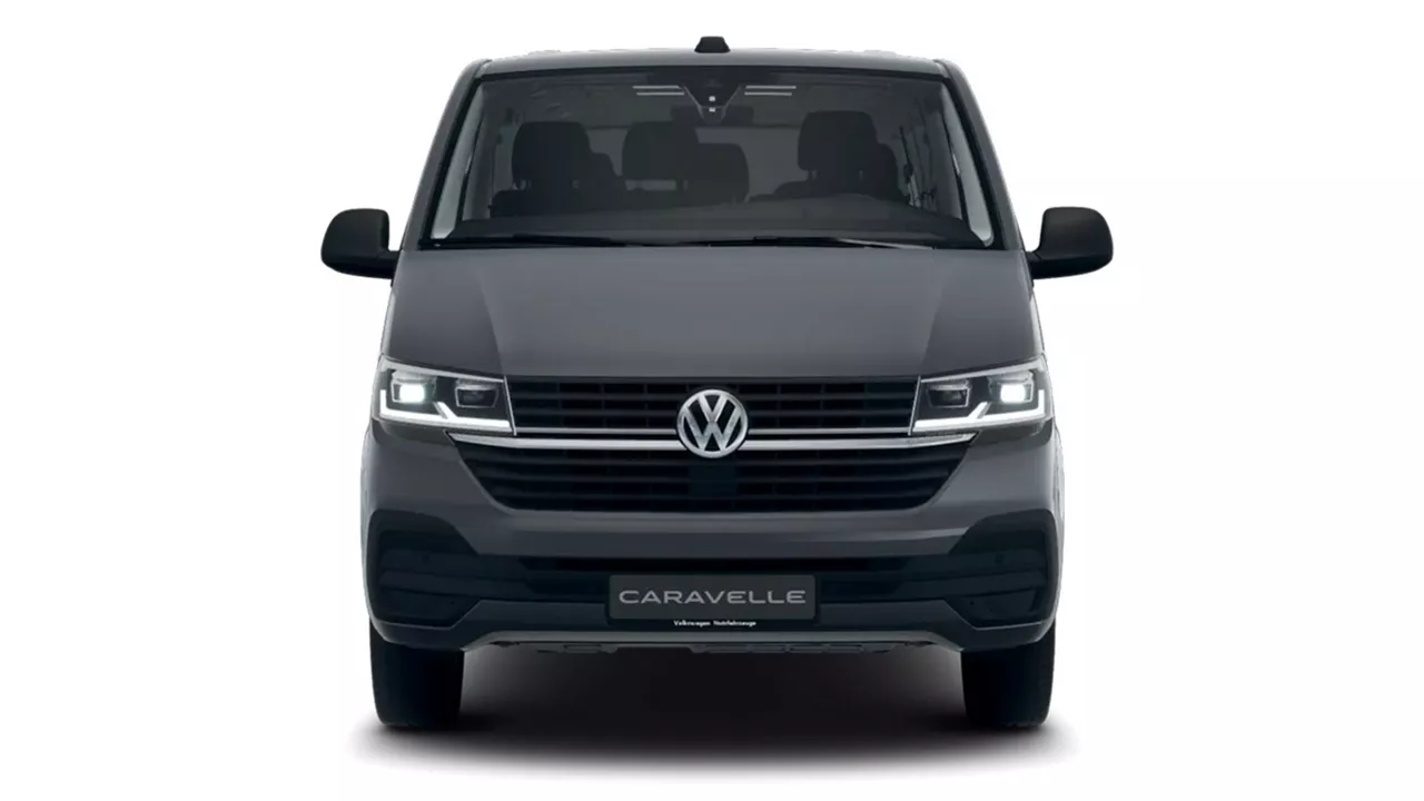 Frontsicht eines dunkelgrauen VW Caravelle vor weißem Hintergrund