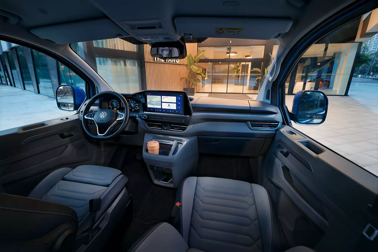 Innenraum und Cockpit einer VW Caravelle