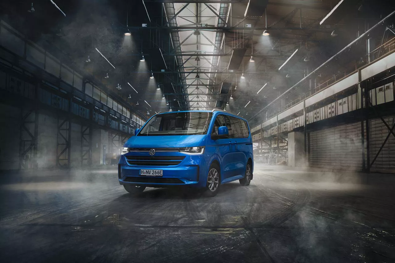 Blauer VW Caravelle steht in einer Lagerhalle
