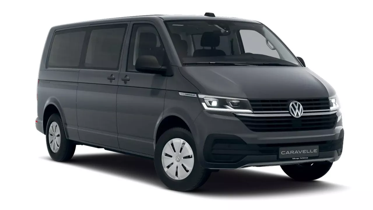 Dunkelgrauer VW Caravelle steht schräg seitlich vor weißem Hintergrund