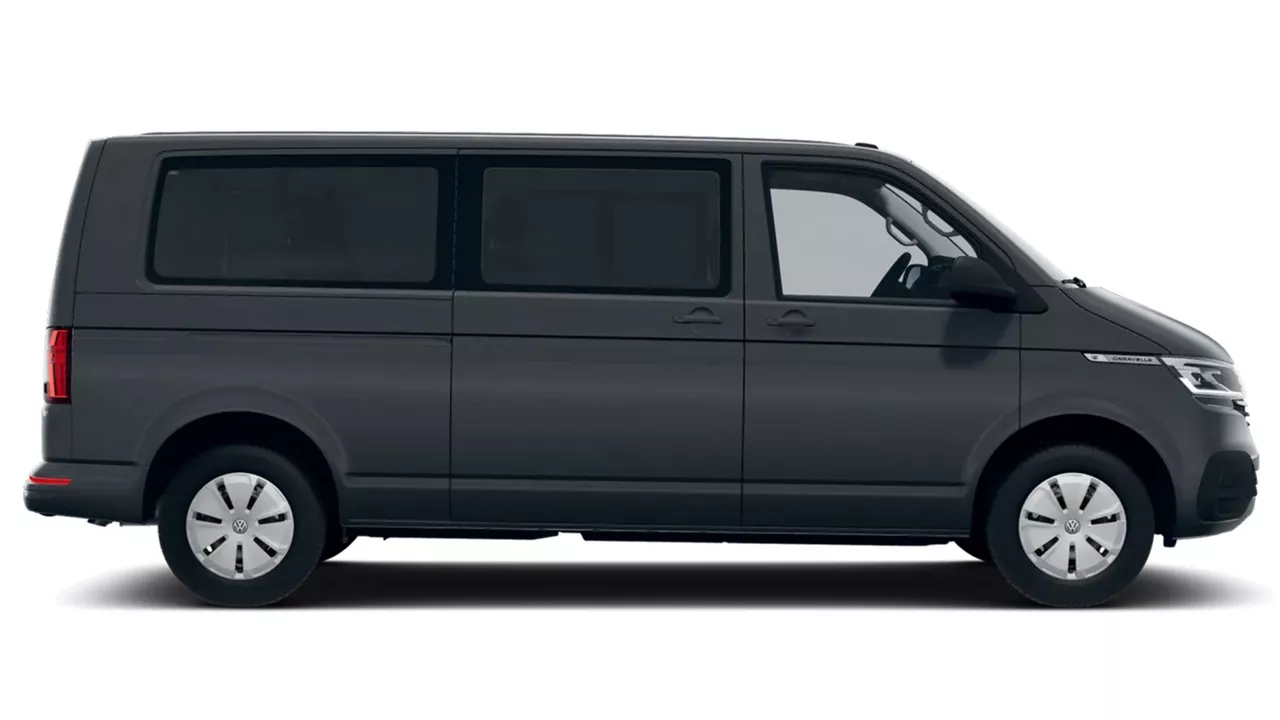Dunkelgrauer VW Caravelle steht seitlich vor weißem Hintergrund