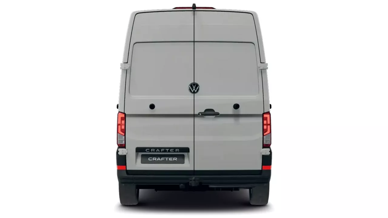 Heckansicht eines weißen VW Crafter vor weißem Hintergrund
