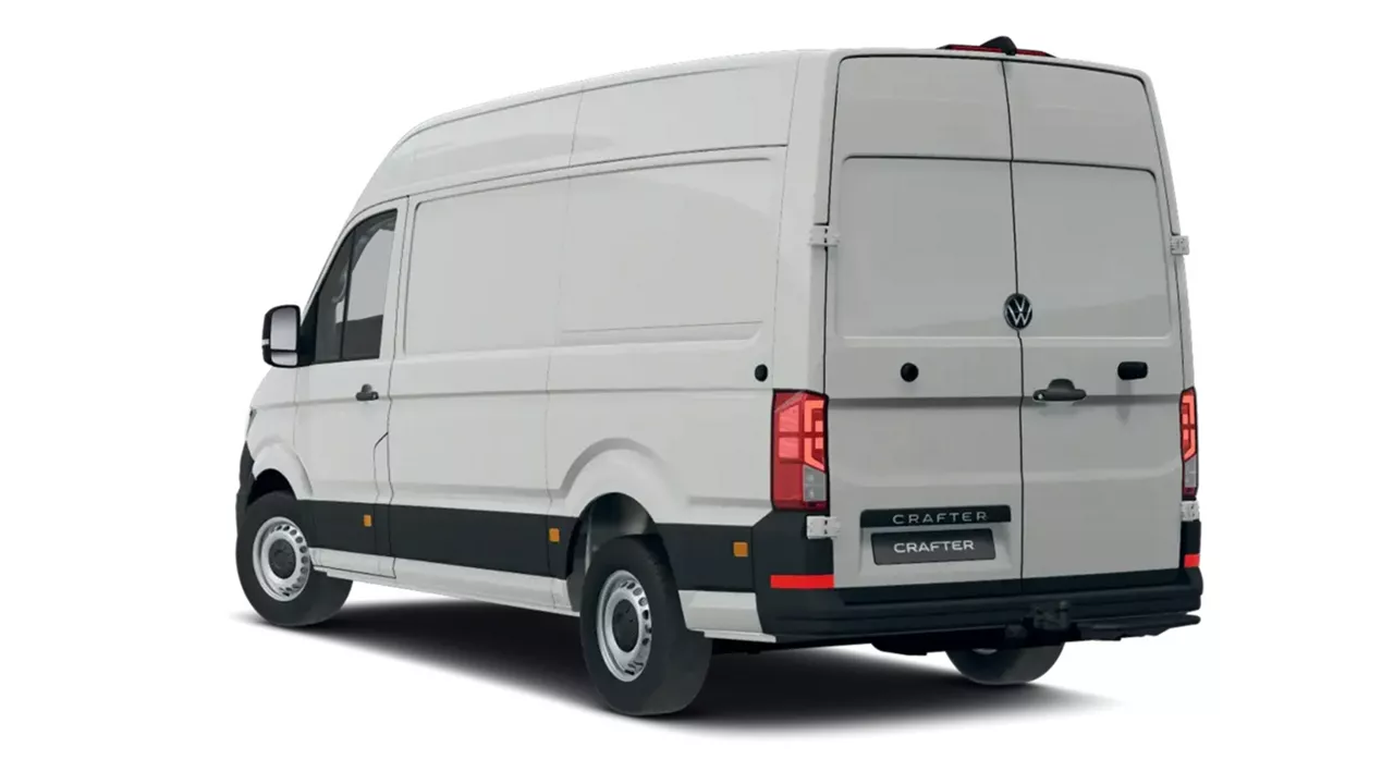 Weißer VW Crafter steht schräg seitlich von hinten vor weißem Hintergrund
