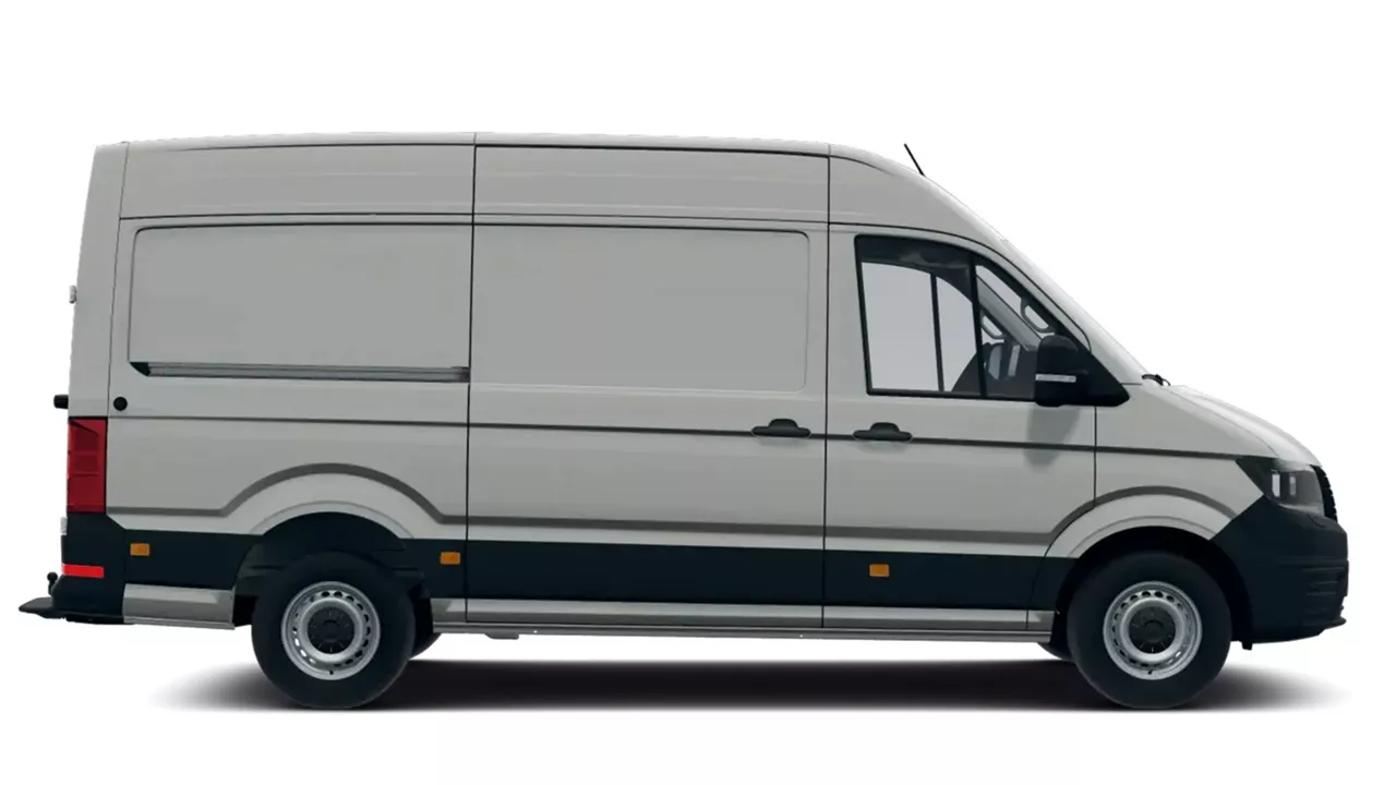 Weißer VW Crafter steht seitlich vor weißem Hintergrund