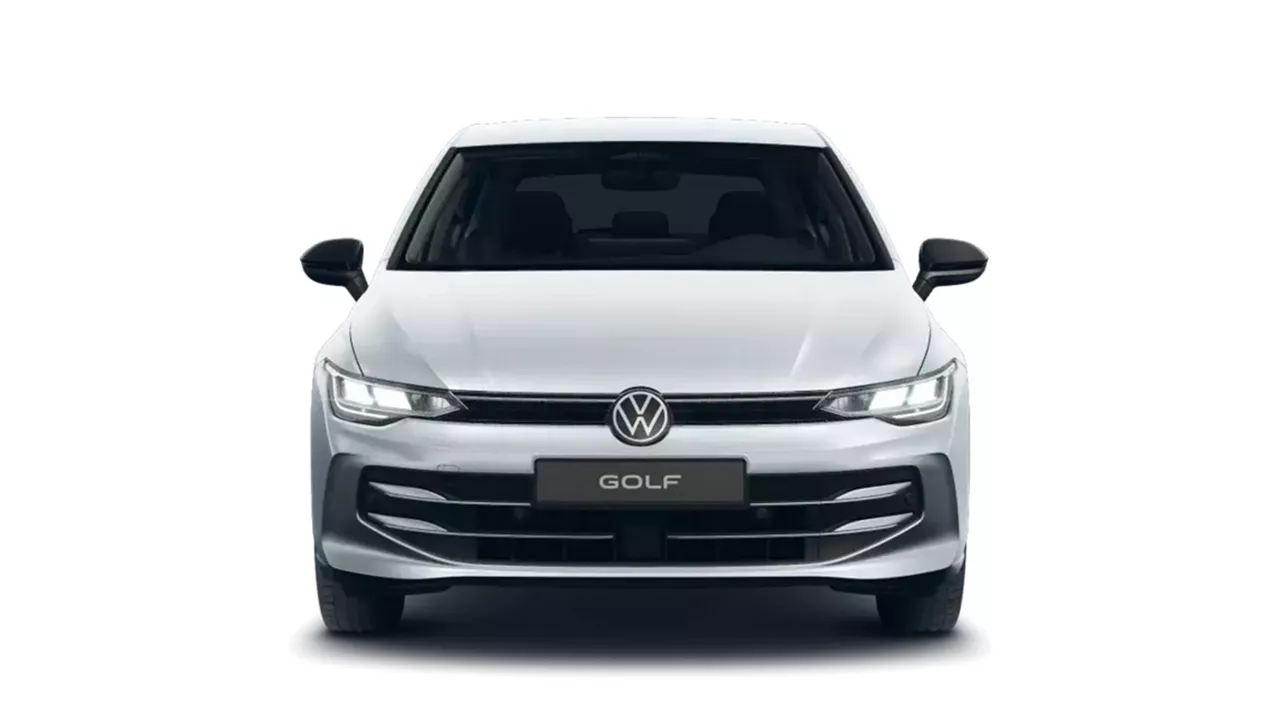 Silberner VW Golf steht frontal vorne seitlich vor weißem Hintergrund