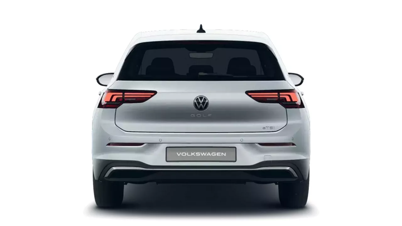 Silberner VW Golf von hinten vor weißem Hintergrund