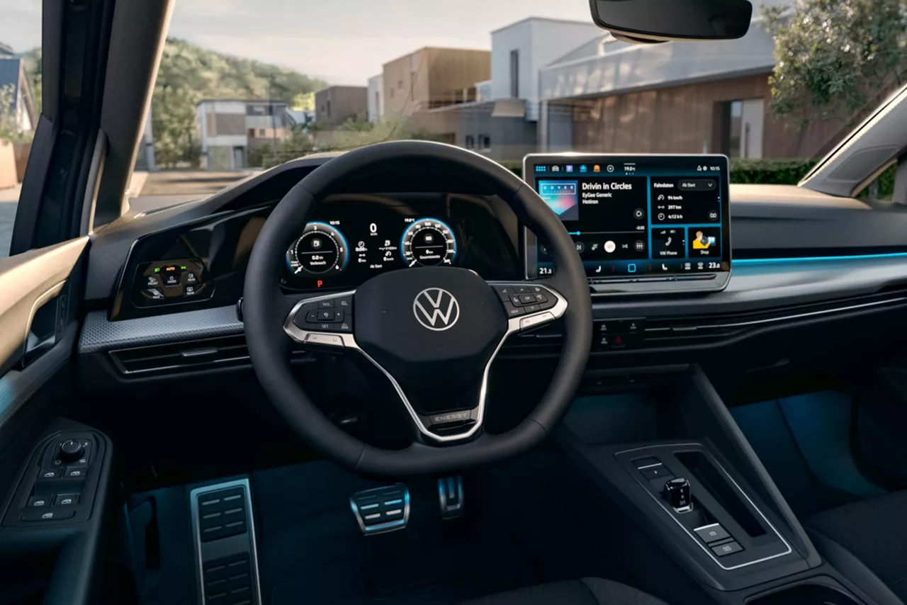 Cockpit eines VW Golf Variant