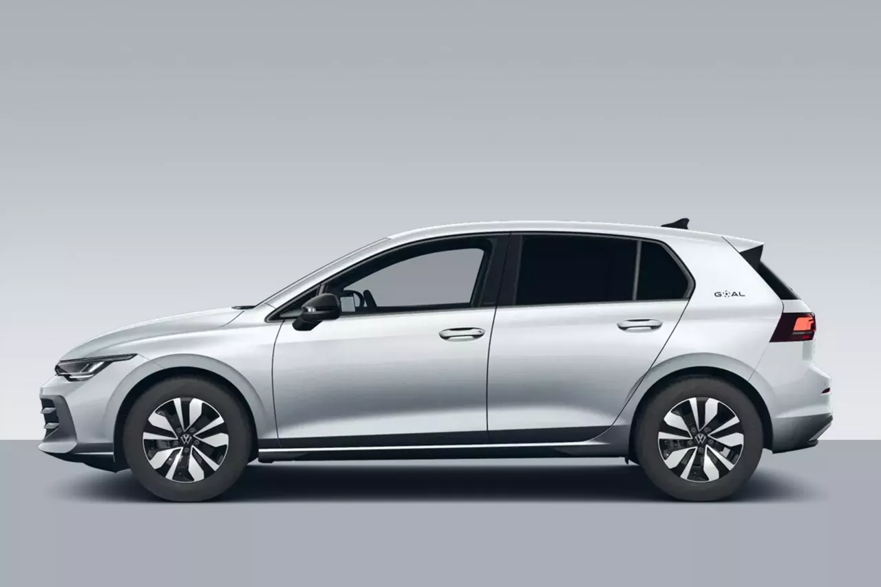 Silbener VW Golf steht seitlich vor grauem Hintergrund 