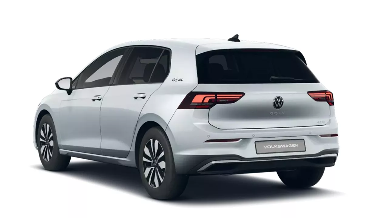 Silberner VW Golf steht schräg von hinten vor weißem Hintergrund
