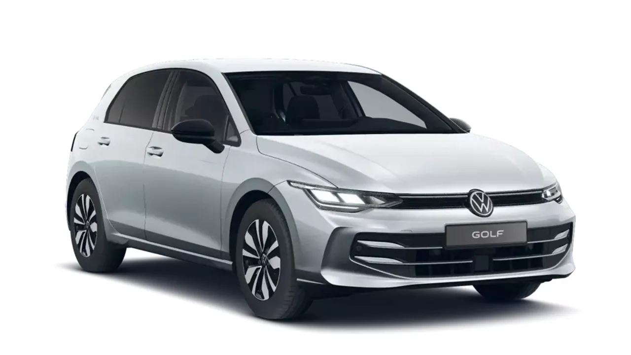 Silberner VW Golf steht schräg seitlich vor weißem Hintergrund