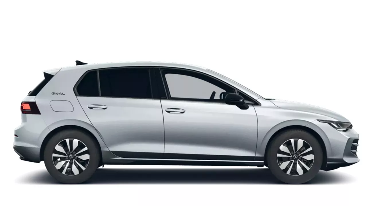 Silberner VW Golf steht seitlich vor weißem Hintergrund
