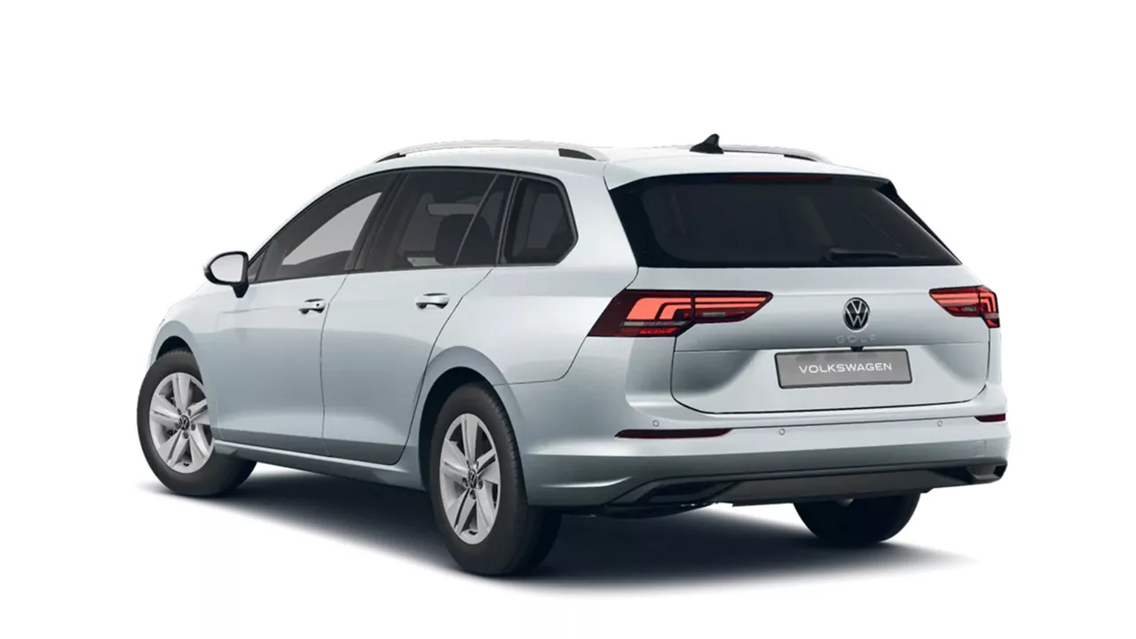 Silberner VW Golf Variant steht schräg seitlich von hinten vor weißem Hintergrund