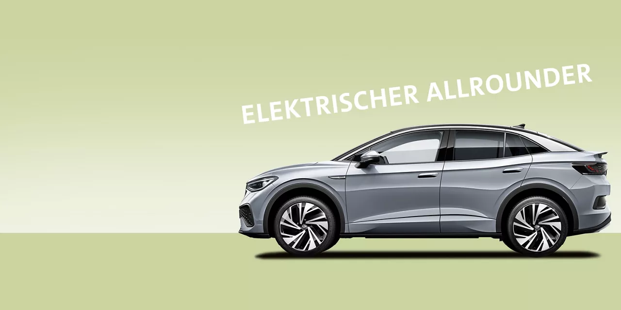 silberner-vw-id-5-vor-grünem-hintergrund-und-schriftzug-elektronischer-allrounder-dadrüber